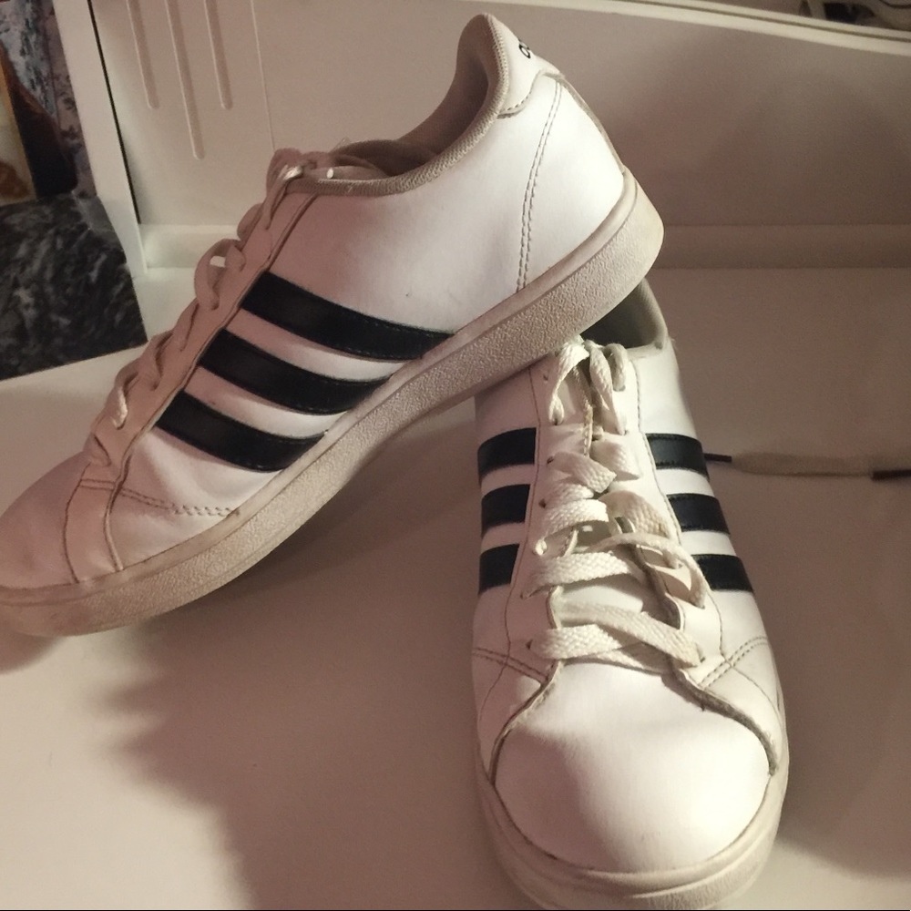 Tennis shoes